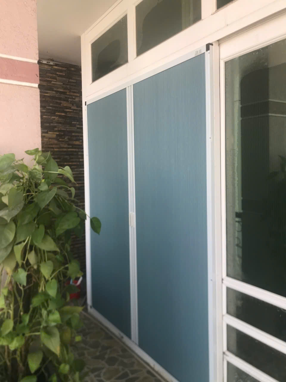 Rèm Tổ Ong Trượt Ngang Màu Xanh Biển Tối Ưu Cho Cửa Kính Lớn