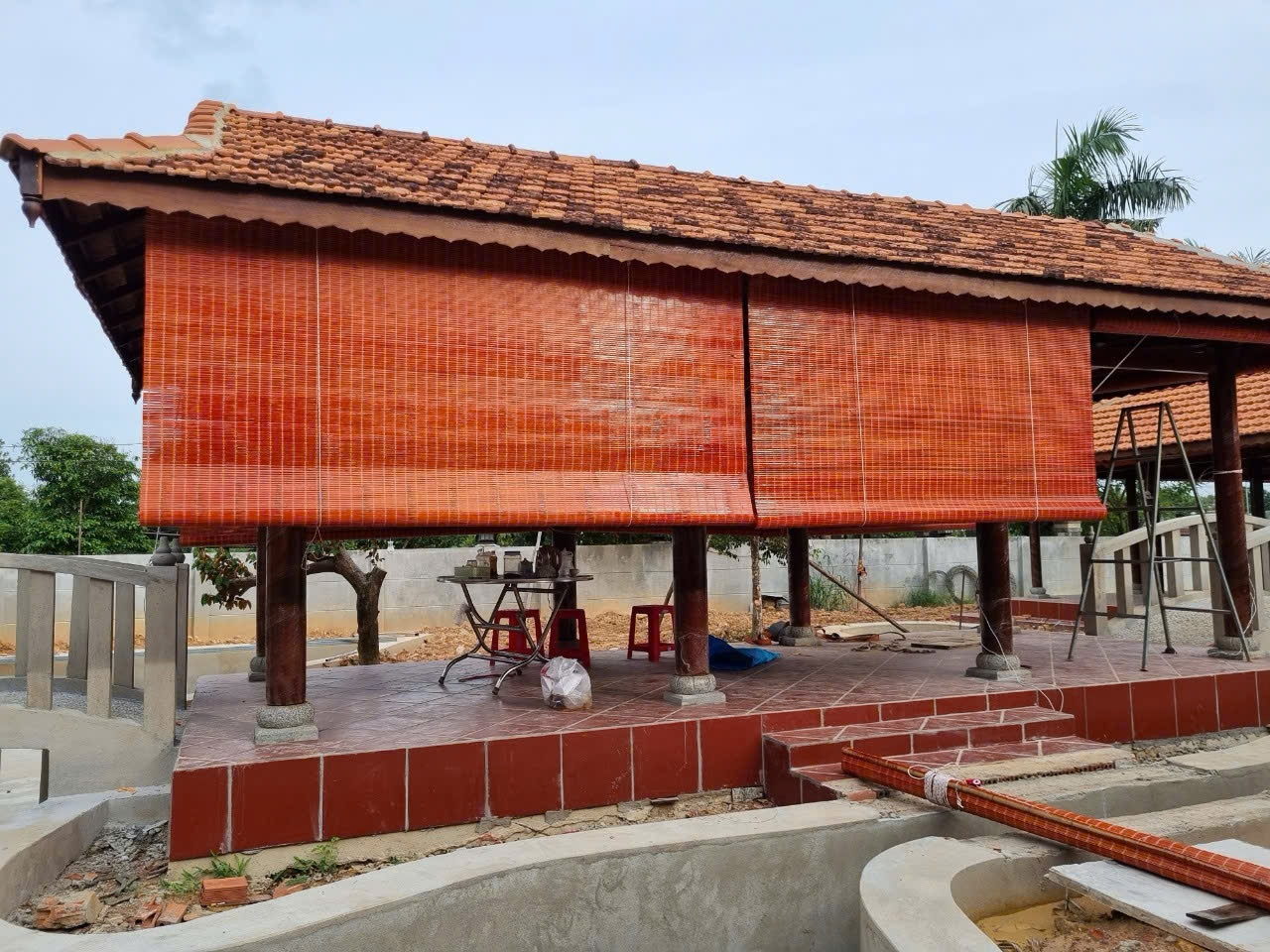 Rèm ngoài trời màu nâu gỗ mang vẻ đẹp tự nhiên và ấm cúng